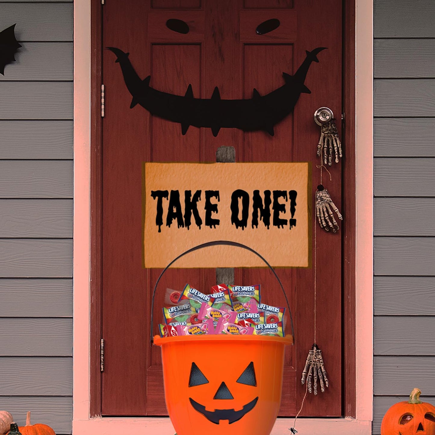 Wrigley's STARBURST, LIFE SAVERS, HUBBA BUBBA & LIFE SAVERS Gummies Halloween Candy Assortment, 95 Ct Bulk Bag